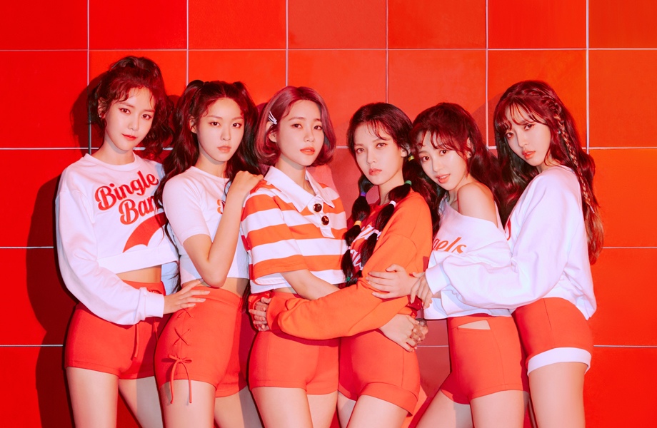 #AOA
性感代名詞的女團AOA擁有《短裙》、《Heart Attack》、《Like a Cat》到最新的《Bingle Bangle》等熱門歌曲,她們也是明年將面臨合約到期的團體。2012年8月出道以7人組合活動,2017年主唱草娥退出後繼續以6人組合活動,先前也有傳出雪炫和FNC娛樂續約,雖然公司已經否認,不管是雪炫還是AOA成員們未來的動向都備受關注。