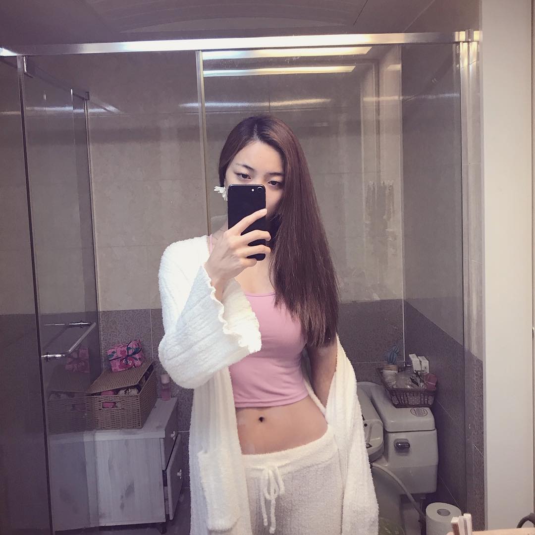 粉絲們應該都知道Luna一直都有在持續的身材管理,但近日Luna在個人IG上傳了小露蠻腰的照片,就讓許多粉絲驚呼:怎麼又瘦了!與先前相比又瘦了一圈的Luna,也讓人非常佩服她的減肥毅力阿!