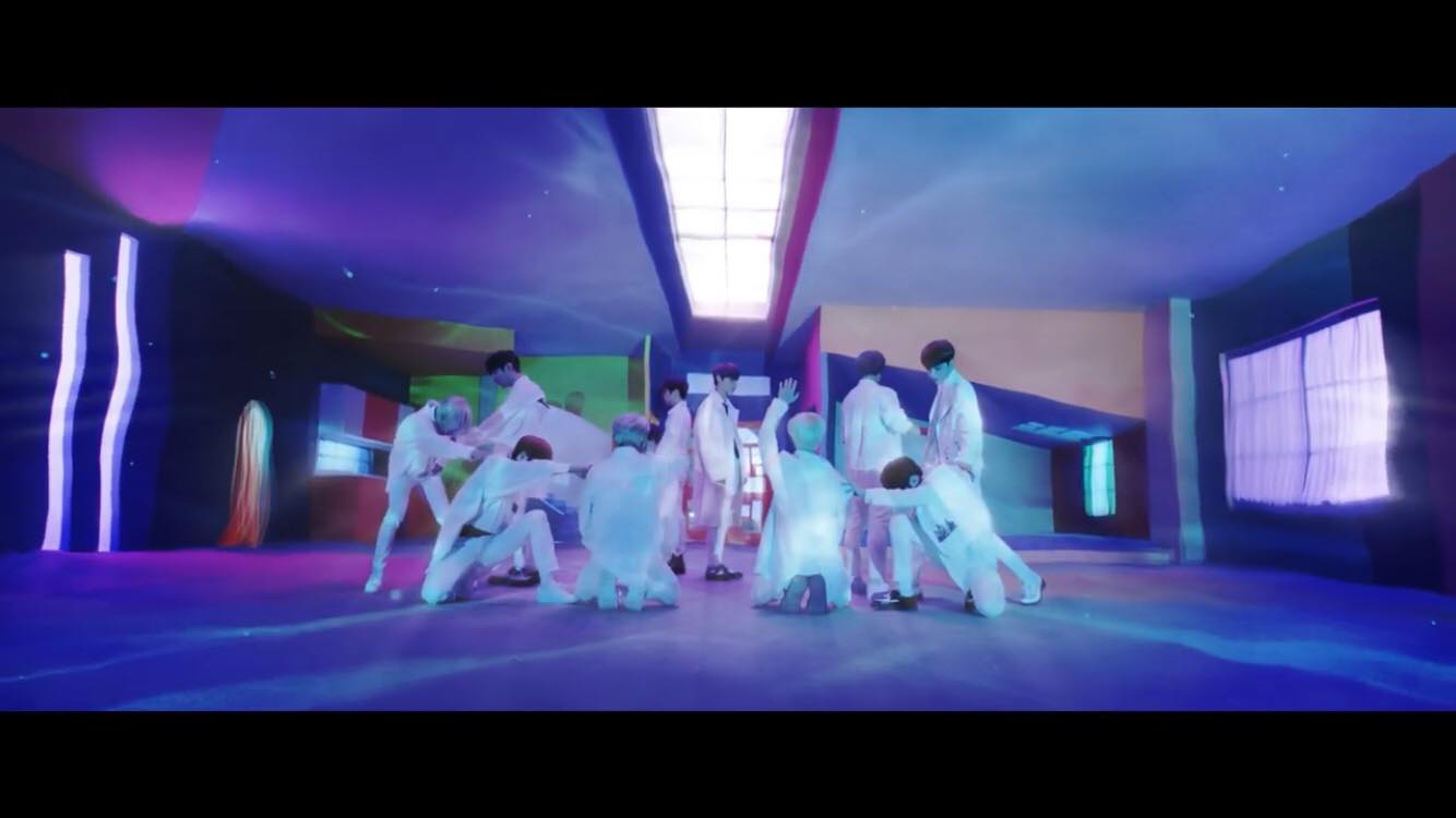 WANNA ONE 終於在高期待之下開始最後一次的回歸活動,主打歌《봄바람》(春風)更空降於各個音源榜的一位。