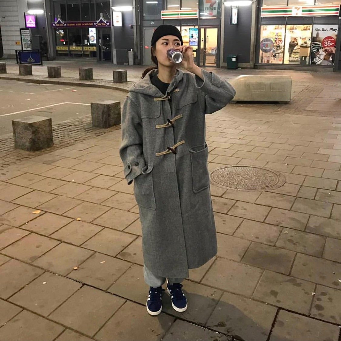 最後再來分享一個多年網購的小心得:基本款大衣算是不容易退流行的款式,所以大家若有喜歡的品牌,可以多關注上一季的打折品,用親民的價格買到品質好又可以穿很久的質感大衣,減少在便宜網站失手的機會。那麼今天的大衣選購tips就到這裡啦~雖然感覺都是很基本的概念,但這些細節往往在衝動購物時被忘得一乾二淨,所以今年冬天,讓我們一起脫離腦波過弱的購物人生,下單前檢查這幾個細節,希望大家拆完包裹都不會再失望啦~