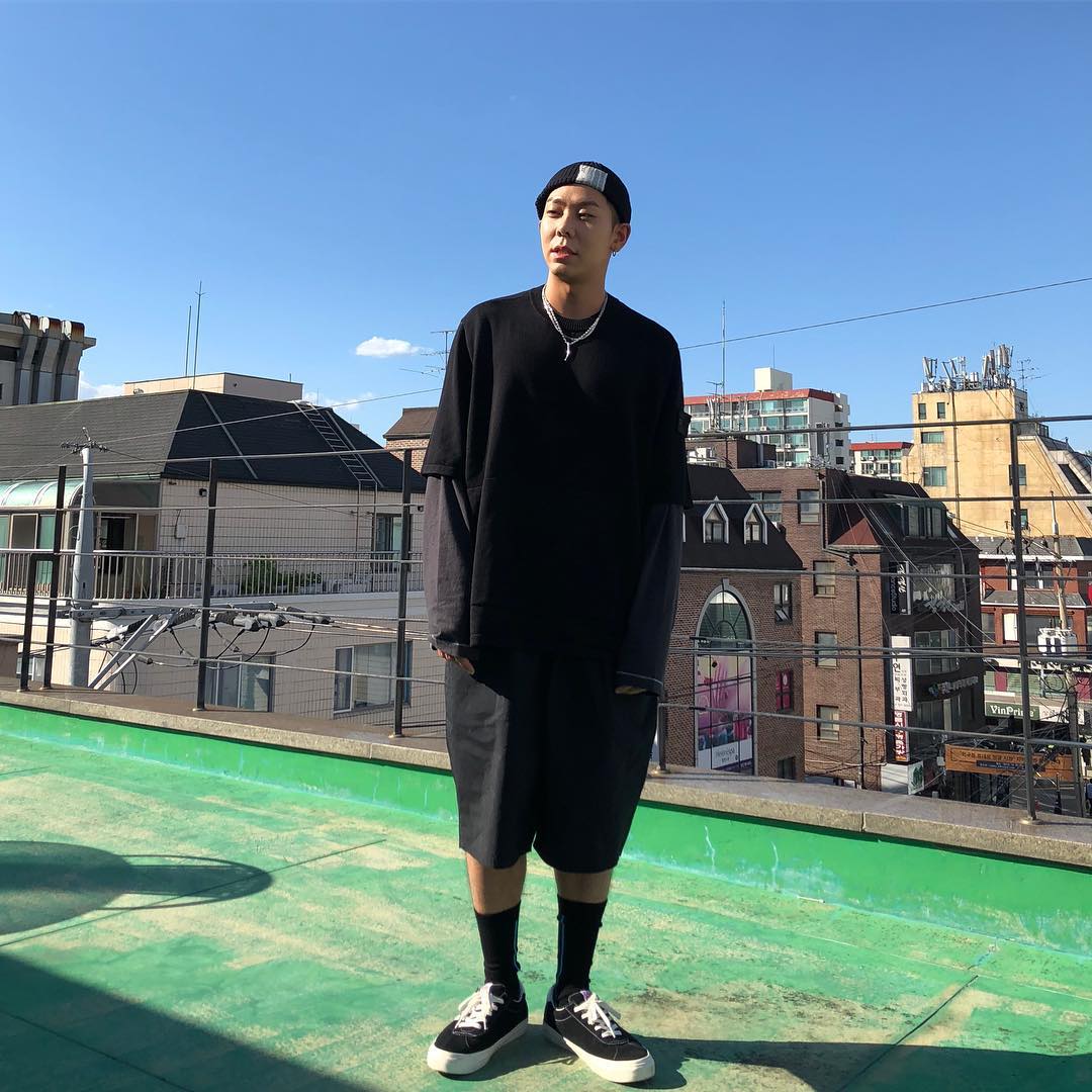 誰說Rapper長得都很兇XD要說最反差的Rapper大概非Loco莫屬了~雖然台上給人霸氣自信的感覺,但其實私下非常軟萌~從穿搭上也可以看出個性,沒有華麗的服飾與飾品,巧妙利用層次的搭配,即使穿著寬鬆衣服身材比例依然超好!這一身暗色系的簡單穿搭實在太好看啦~