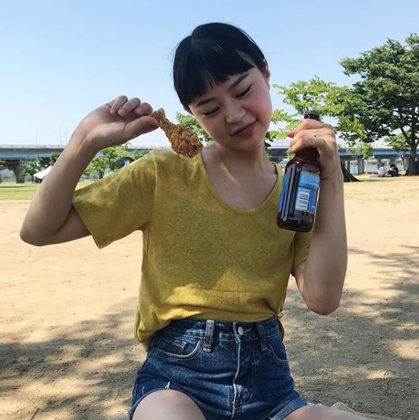 C、你總覺得自己就是個凡人,在朋友圈裡也不是特別受到關注,但其實對很多人來說,你早已是不可或缺的獨特存在。真誠、不做作就是你最吸引人的特質,對朋友來說,跟你相處起來就像零觸感超薄衛生棉(?),舒適、自在,所以他們不會特別把注意力放在你身上,但並不是因為你不重要,而是他們早就把你納為自己人啦~只要你保持現有的真誠,愛你的人只會越來越多不會變少。