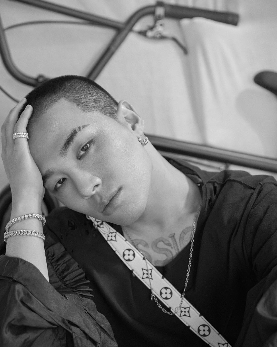 NO.12
#BIGBANG 太陽
追蹤人數:9.5m
今年正式邁入30歲的BIGBANG成員太陽,靠著強大唱功和舞蹈實力吸引許多V.I.P.追隨,2015年大方認愛演員閔孝琳「女友傻瓜+母胎單身」的反差萌讓外貌看起來酷酷的他增加另一種魅力,有粉絲說太陽是「少數成為人夫後人氣更旺的偶像歌手」而正在當兵的太陽也預計在2019年11月10日退伍。