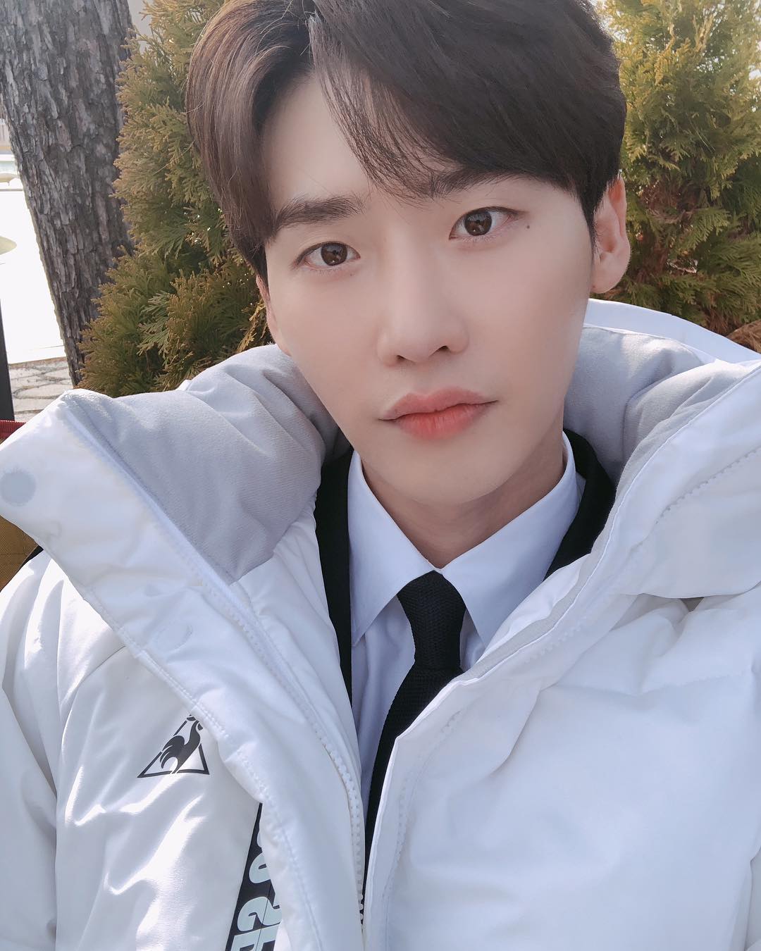 NO.5
#李鐘碩
追蹤人數:14.2m
除了南柱赫,同樣透過《學校》系列與模特兒成功轉型演員的還有李鐘碩,186公分高挑身高加上《皮諾丘》、《W兩個世界》、《當你沉睡時》等每每演出幾乎成為代表作,雖然已經成為一線男演員,但因為私底下寵愛粉絲的舉動讓他圈了更多粉絲。