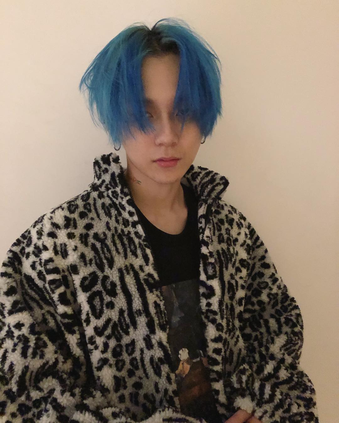 同樣也染了這個顏色的還有E'Dawn,但有沒有發覺兩人風格大不相同?因為這款髮色也很吃氣質與穿搭,如果平常對搭配有所講究的人,那麼不妨挑戰看看呢!特殊色最能帶出的就是氣場,想要成為時尚達人就千萬不要錯過!