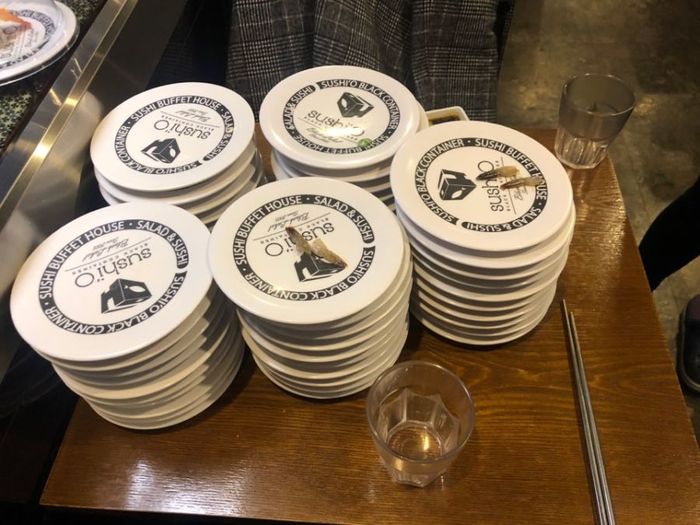 原PO計算了一下時間並參加了比賽,原PO表示因為是在跟時間在賽跑,所以連拍食物的時間都沒有,所以只好拍50個空蕩蕩的盤子當成認證照XD重要的是原PO竟然只花了12分鐘並完成任務,讓網友們驚訝不已。