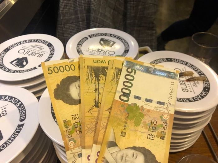 原PO表示,老闆直接從自己的皮夾裡掏出了20萬獎金。並說因為這個活動的福,一個月內不會想再吃壽司了!XDDD還有一些網友爆發性的反應表示:「100個怎麼吃啊?」、「根本大胃王們的聚會~」、「20分鐘內吃光,一盤至少12秒內要吃完啊!」..等等。