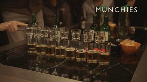 1.燒啤
第一種就是大家都知道的「燒啤」囉!把兩小杯的燒酒倒進啤酒杯裡,在用啤酒倒滿,完成!是不是很簡單呢?
兩杯燒酒杯疊在一起不是會有條線嗎?把燒酒倒到那條線後再倒入啤酒杯,最後再倒入半杯量的啤酒就是「燒啤」的黃金比例了!