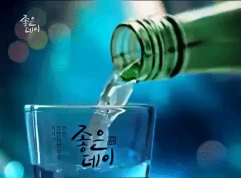 2.金桔燒酒
在韓國便利商店結帳時可以在結帳台旁邊看到金桔汁,其實把金桔汁倒進燒酒意外得好喝呢!製作方法也超簡單,金桔汁40ml(一杯燒酒杯量)倒入燒酒瓶內搖晃均勻就完成了!金桔燒酒味道超好,也有雞尾酒的感覺,如果很不愛酒味重的酒的話,大推這個金桔燒酒喔~