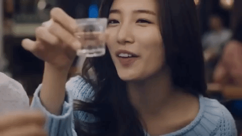 3. 炒麵粉酒
雖然說酒加上炒麵粉讓人很難想像,但它可是很受韓國人歡迎的炸彈酒呢!把2紙杯炒麵粉,一匙砂糖,一瓶水和一瓶燒酒混和在一起就行了。剛入口時是炒麵粉的味道,到喉嚨的時候卻是燒酒味!