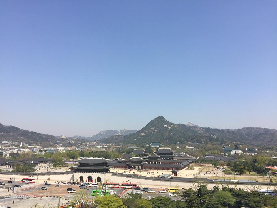 #景福宮
來到韓國一定要感受一下韓國傳統魅力,從景福宮往外看是現代的高樓大廈,再回頭望古代的景福宮就會有一種穿越道古代的感覺,同時也一定要來一次韓服體驗,景福宮周圍有許多韓服店,而且穿著韓服進景福宮門票是免費的!