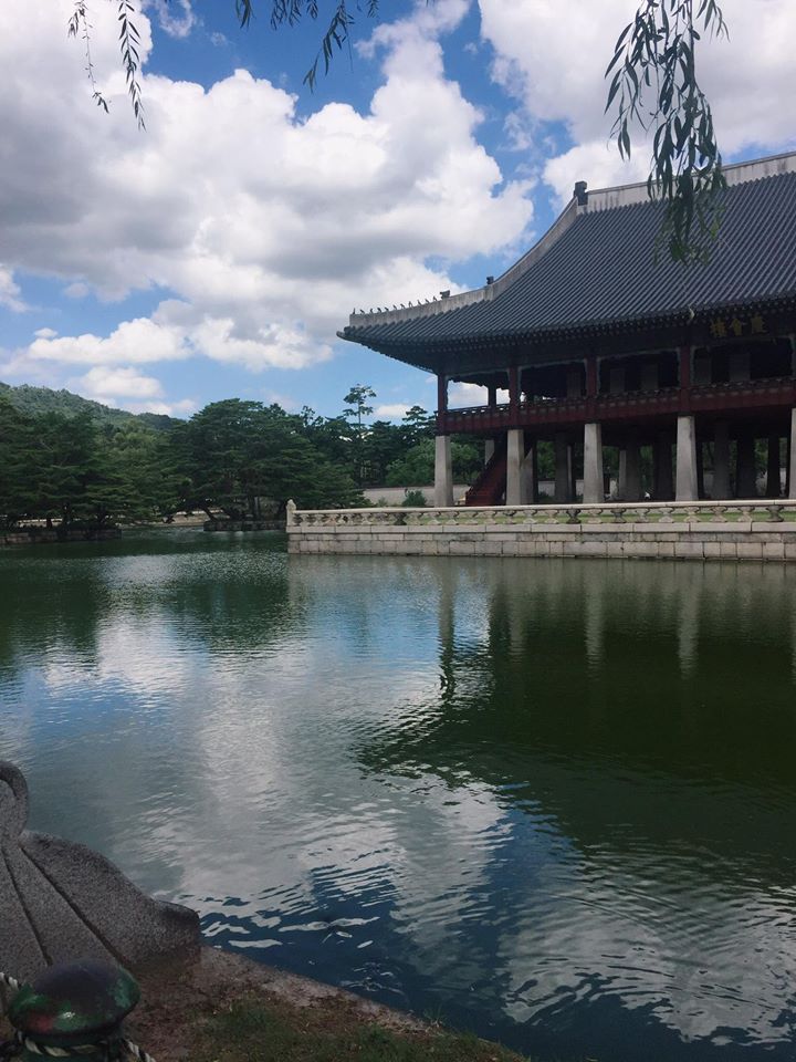 #景福宮
景福宮裡一個必看的景點就是慶會樓,慶會樓是以前宴會的地點,所以周圍的景色相當好,天氣好的時候湖水面映著慶會樓的樣子相當的美,如果春天來的話也可以看到一整排的櫻花,是景福宮裡數一數二的熱門景點。