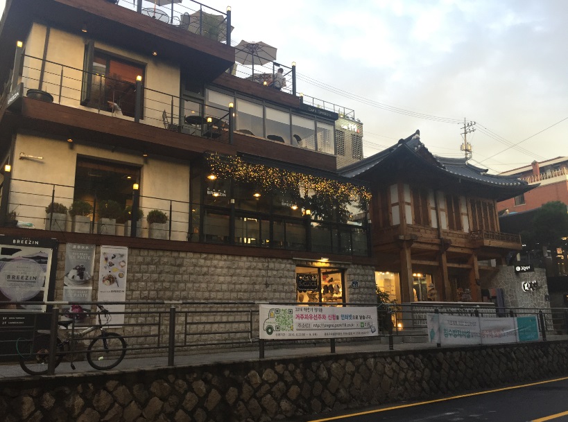 #三清洞
逛完景福宮之後可以往安國站的方向走,可以走到三清洞,三清洞街道相當的浪漫,是以古代的韓屋建築與現代咖啡廳的組合,古今融合的特殊氣息只有這裡能感受到,晚上來的話,加上燈光效果又是不一樣的感受。