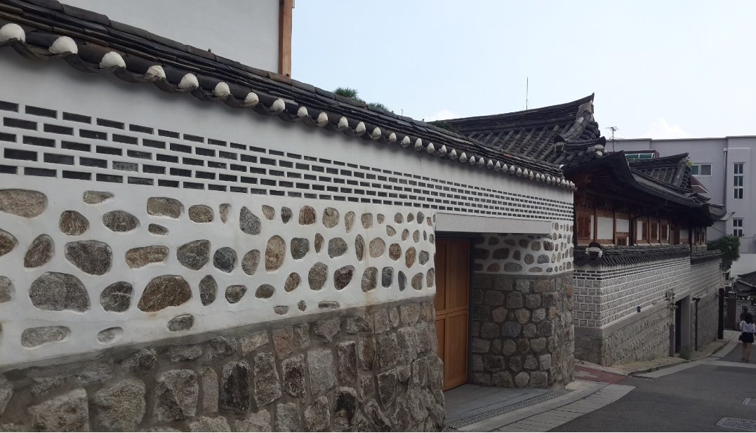 #北村
如果體力夠好,從三清洞一直走下去是可以走到北村的,著名的北村八景是相當值得一看的,但是體力真的要夠好...,因為一下上坡、一下下坡,真的是有點耗體力的,但北村是真的有實際居民在居住的,所以參觀的時候要注意不要妨礙到當地居民,最近也開始會有限制參觀北村的時段,所以要去的人要記得再確認可進入的時間。