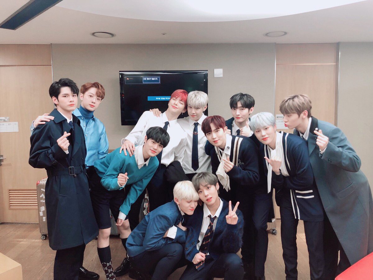 於11月19日發行首張正規專輯《1¹¹=1 (POWER OF DESTINY)》回歸的 Wanna One!在發行專輯後也抽空舉行了簽名會與粉絲互動,其中 邕聖祐的行為相當引人注目