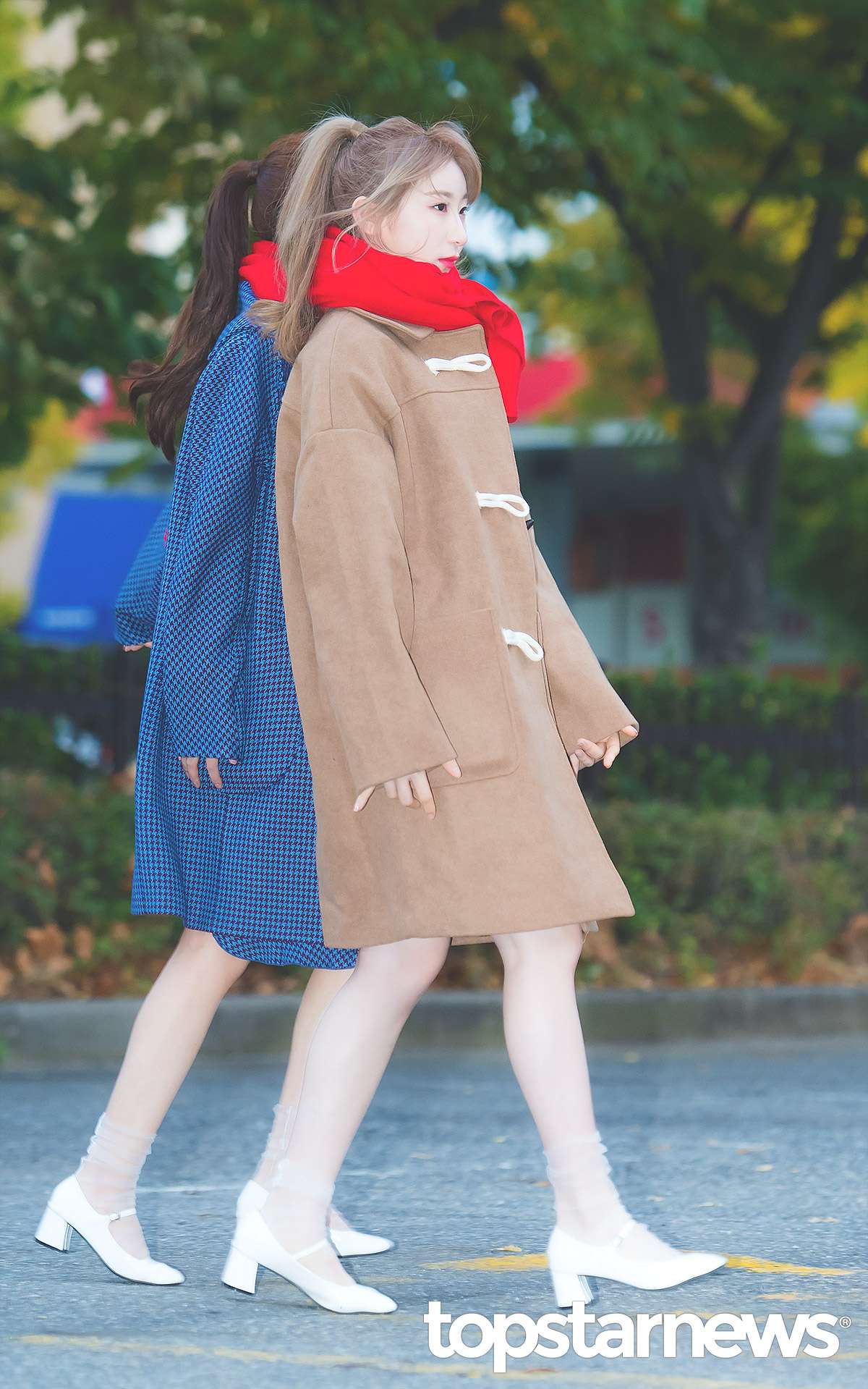 18歲代表-IZ*ONE(李彩讌):
我們的年輕人(?)代表,就是IZ*ONE的李彩讌啦!雖然包成這樣看不太清楚,但是一目瞭然的表示了大衣就是重點,因為年紀較輕,大衣的選擇也可以挑選比較可愛、活潑的款式,像是這種咖啡色的牛角扣外套一件就夠啦!
