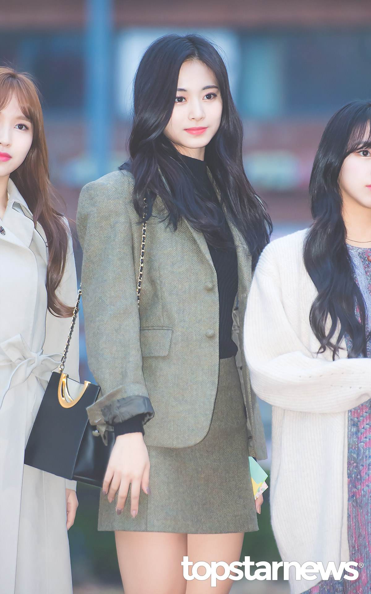 19歲代表-TWICE(子瑜):
雖然年紀輕輕,但是子瑜個性沉穩,自然穿搭也會選擇比較符合個性的單品囉!像是利用成套的西裝外套和西裝裙,搭配一件半高領黑色針織衫,就連25歲以上的女孩也都可以嘗試看看呢!不過摩登少女建議年輕女孩下半身可以搭配一件牛仔褲,這樣搭配看起來比較沒那麼嚴肅喔!