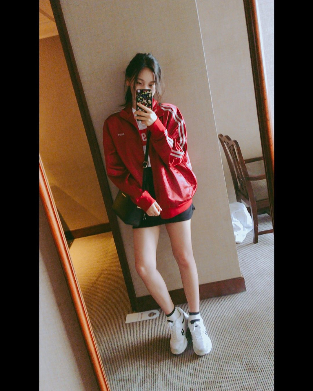 20歲代表-GFRIEDN(Umji):
20歲花樣年花,不少大學生都很喜歡輕鬆休閒的打扮,不妨試試看Umji私底下的穿搭吧!利用一件運動外套搭配T-Shirt和短裙,鞋子部分選擇一雙球鞋就能夠呈現休閒的運動風啦!