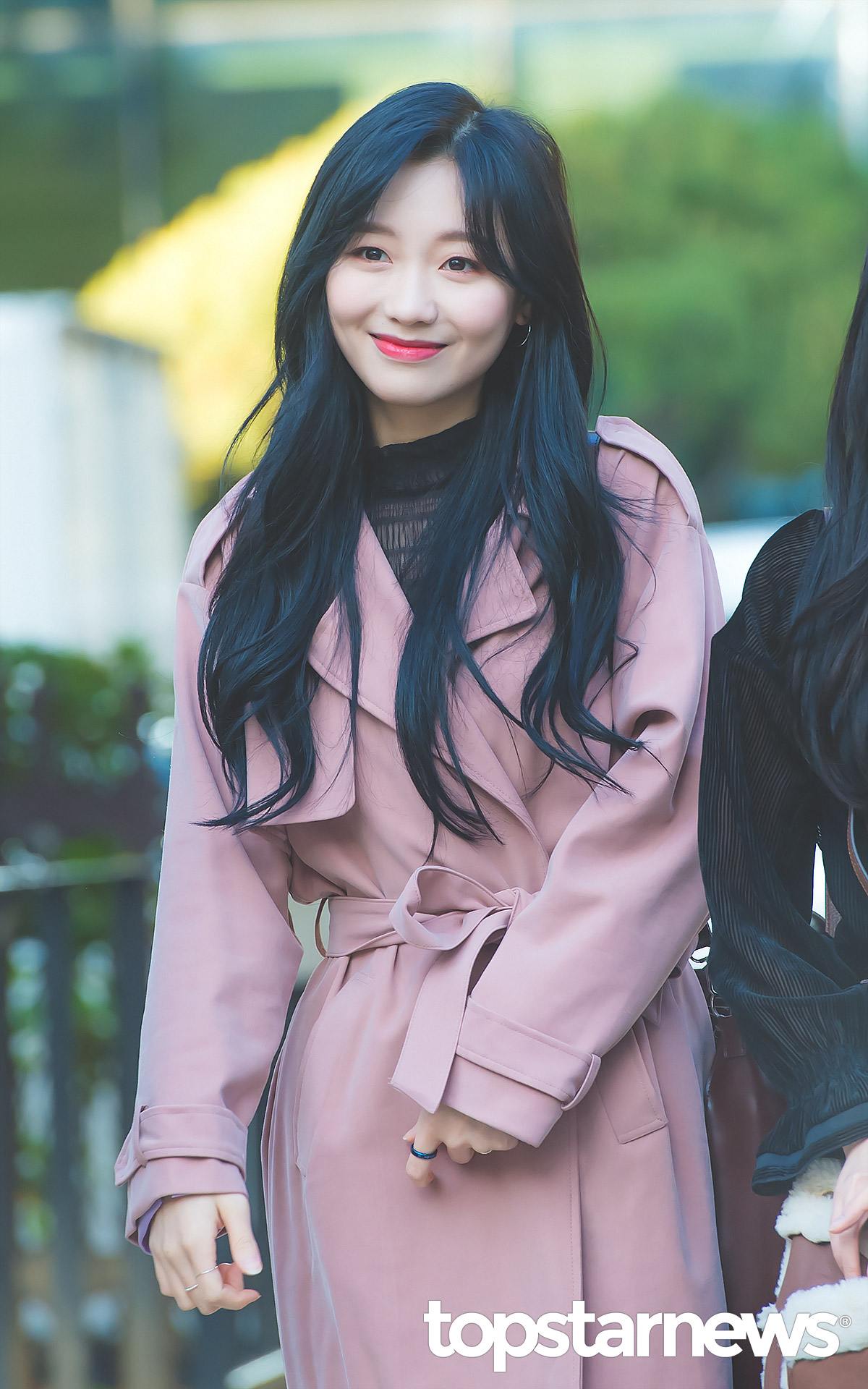 21歲代表-Lovelyz(洙正):
要是過了20歲,想要有點女人味,但是又希望可以帶點可愛的風格,不如選擇洙正這樣的搭配吧!風衣本身就是個看起來俐落又帥氣的單品,選擇一件嫩粉色反而增添不少女人味,整體也很有可愛年輕感呢!