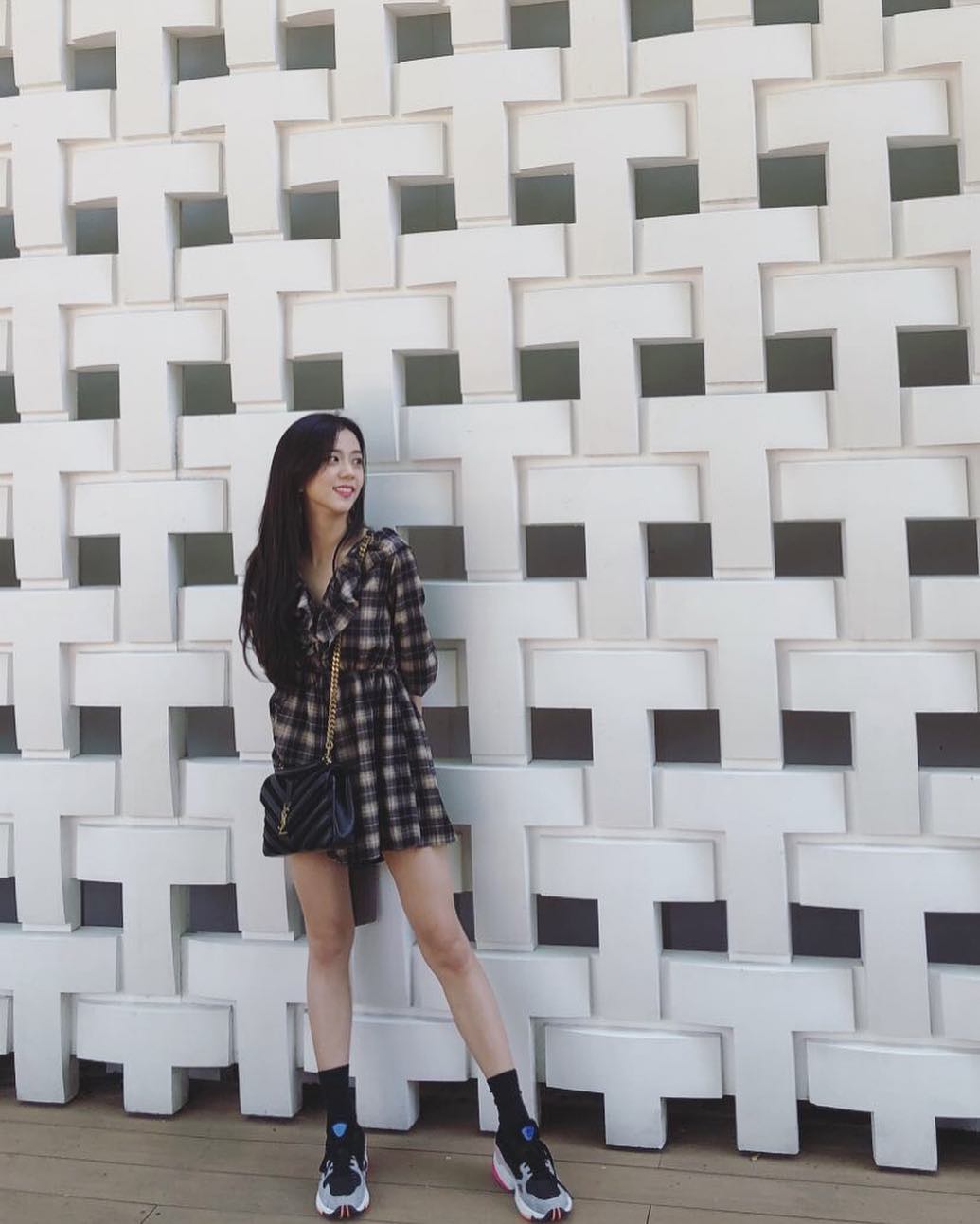 23歲代表-BLACKPINK(Jisoo):
23歲開始更了解自己的個性,勢必要加入一些自己的元素,雖然Jisoo整體重點像是身上的格紋短版洋裝,不過下半身則是選擇一雙球鞋,整體看起來也比較沒有那麼淑女風,反而增添了點隨興感。