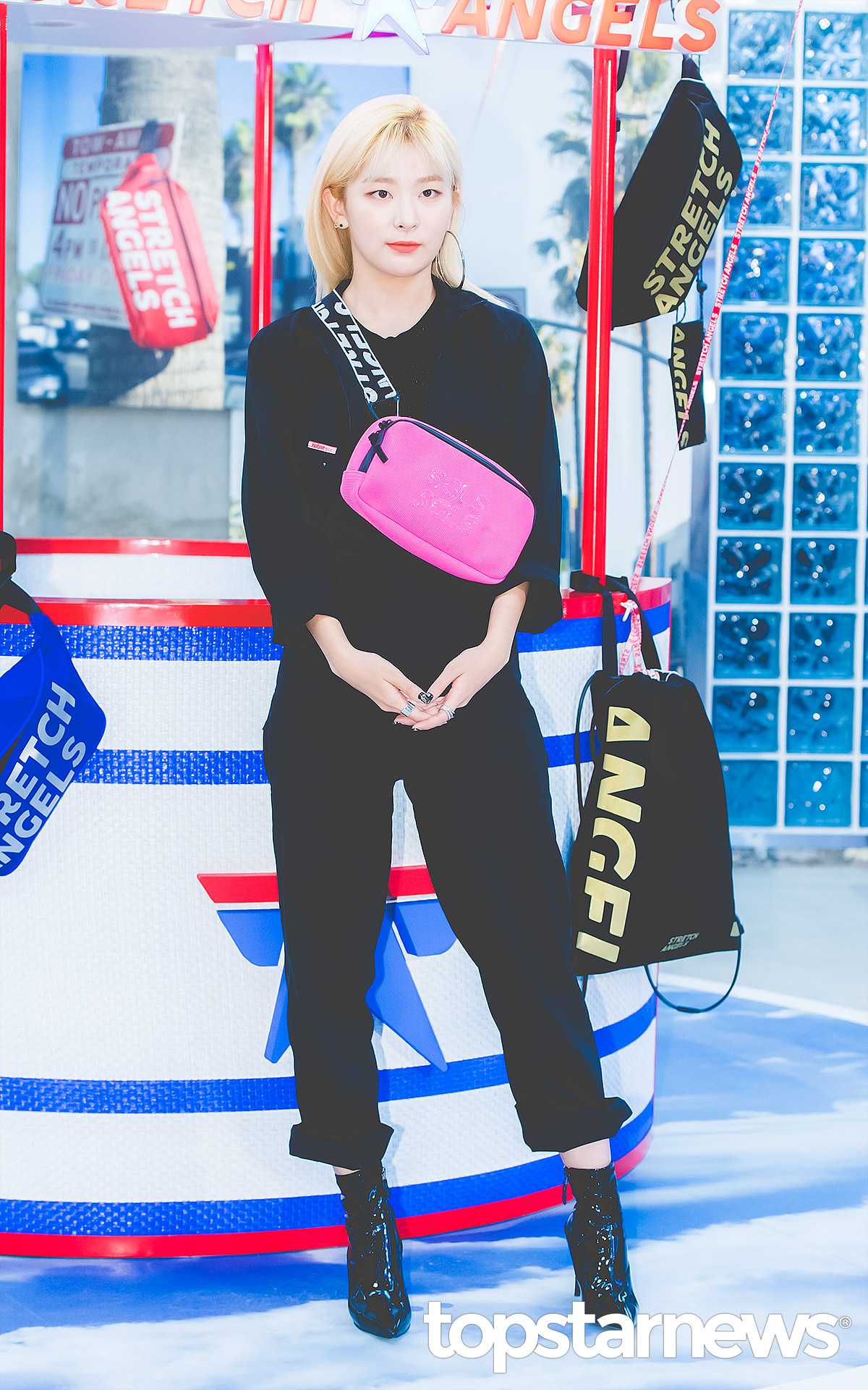 24歲代表-Red Velvet(SEULGI):
開始嘗試高跟鞋,大概就是這個年紀吧?要是害怕高跟鞋會讓你看起來太成熟,就像SEULGI一樣利用街頭性感風為主,雖然上半身都是利用比較帥氣的單品做搭配,但是最後選擇遺孀漆皮高跟靴,反而在酷炫的風格中找到一點女性魅力。