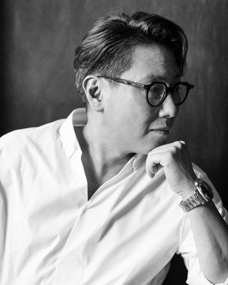 尹鍾信製作過李迪、「R&B的妖精」之稱的朴正炫、成始璄等知名音樂人的專輯,更創作過許多抒情歌,他還是韓國音樂企劃始祖,在2010年推出「月刊尹鍾信」每月和各領域歌手、音樂人推出1-3首單曲。
如果能防彈少年團合作成功就好啦!!