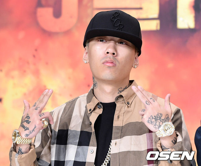 後來Dok2也被爆出「Dok2的母親向熟人借了1000萬韓元後就消失」,而這件事情Dok2也有透過Instagram直播親自解釋「這件事情已經透過法律解決了」但他也再表示「1000萬韓元是我一個月的飯錢」這句話被網友們指責1000萬對有些人來說具有重大的意義。