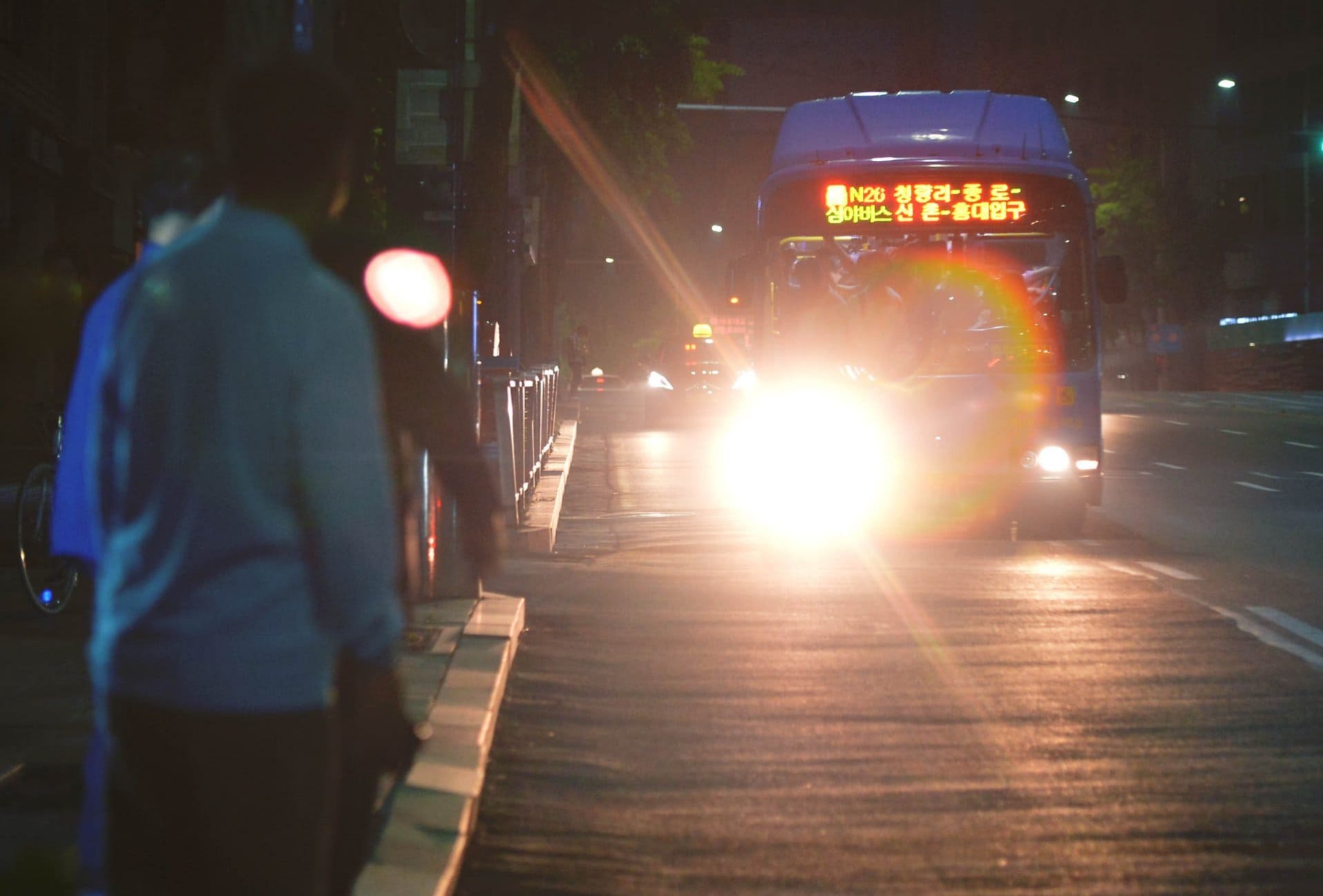 另外,在市中心的主要地區(東大門、鍾路、乙支路、首爾站等)營運的4條「貓頭鷹公車」(N13、N15、N16、N26),各路線都將多增加兩台公車運行。增加之後,原本圍繞著市中心的「貓頭鷹公車」的配車間隔將縮短,12/25聖誕節那天也照常運行。