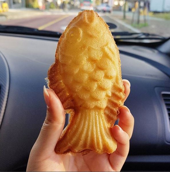 2、奶油鯽魚餅
紅豆的朋友奶油說它人氣也是很高的!摁哼摁哼,飽兒承認它確實是繼紅豆之後的人氣王,暖呼呼的綿綿奶油夾在酥脆的餅皮之中,我光想到就開始分泌口水,這奶油魚真的是寒冬裡的最佳伴侶,甜在嘴裡暖在心裡~