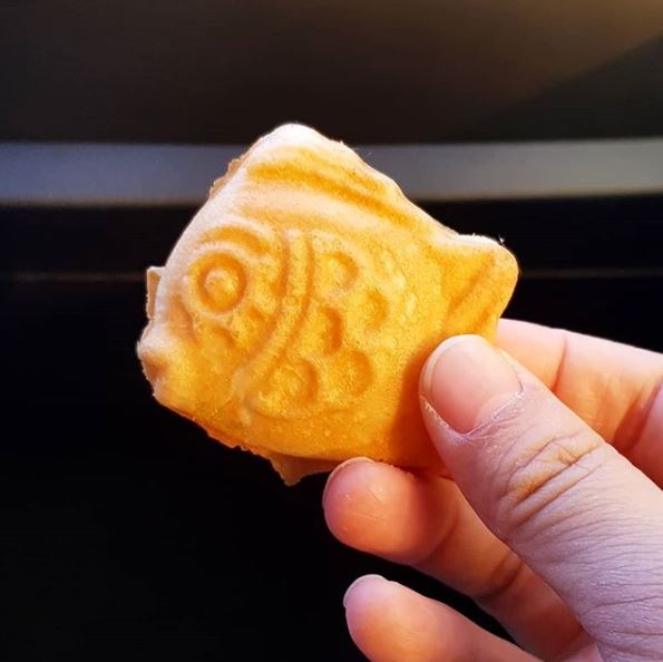 6、迷你鯽魚餅
超可愛的有沒有!!!這根本一口一個一下就吃完了啊~基本上在韓國,這個很常是父母買給小孩的小零嘴,但我們童趣一下也沒什麼不行啊~不想抓一整隻魚在手上啃的時候,這種一口解決的小東西再適合不過了!口味則是以紅豆和奶油為主,就看每攤老闆的心情了(?)