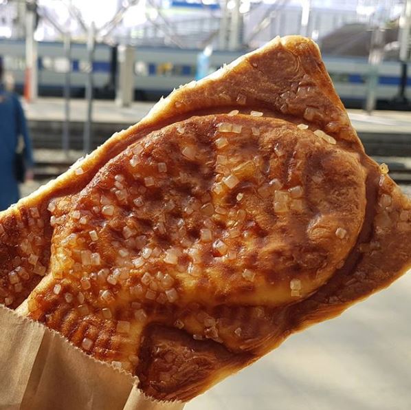 7、法式鯽魚餅
這個也是很會!他們將法國酥皮麵包的概念運用在鯽魚餅上,在酥脆的表皮上鑲入微甜的砂糖,內餡的口味就更厲害了!從原味、紅豆到蘋果混芒果、法式果醬、韓式糯米糕等特殊口味,讓你忍不住每種都買下去!(是我就會)這些鯽魚餅師傅們真的是...太邪惡啦~