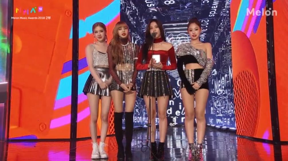 但整個典禮中卻出現了一點小差錯,就是在頒發BLACKPINK的MelOn TOP 10時,原本要開始講得獎感言的BLACKPINK,背景卻突然出現公布BTOB得獎的旁白聲音...