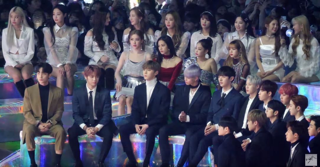 有粉絲鎖定拍攝某區的藝人座位區,畫面裡有的團體包括女團MOMOLAND、BLACKPINK、男團WANNA ONE還有坐在最左邊的歌手Roy Kim,一開始大家都冷靜地看著舞台上GFRIEND的表演。