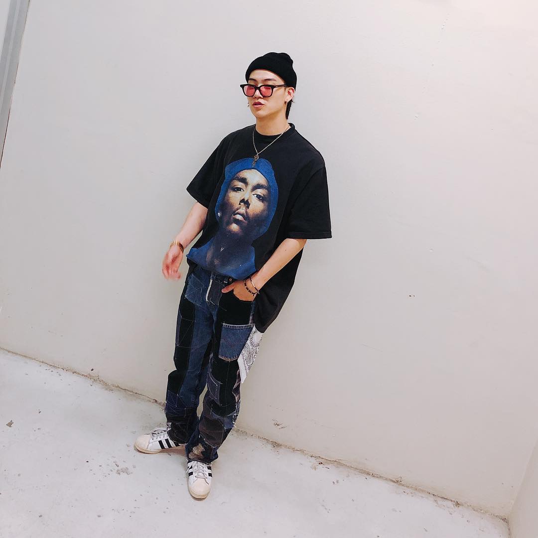 鳥圈夢想自然人隊長JB 平時的私服也是滿滿的swag~oversize的上衣配上鬆鬆垮垮的褲子,耳環、項鍊、戒指各式各樣飾品也是JB私下穿搭的一大重點!