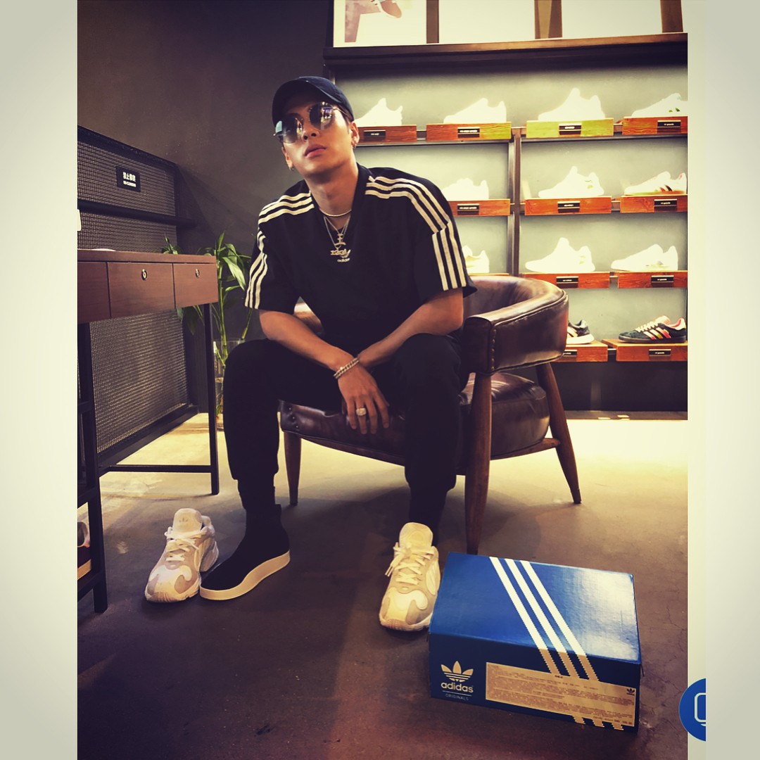 綜藝感滿滿的Jackson私服結合了運動與嘻哈風格,運動服搭配誇張的項鍊與手飾一點都不違和,再搭上帽子與墨鏡就是Jackson的招牌私服穿搭啦!