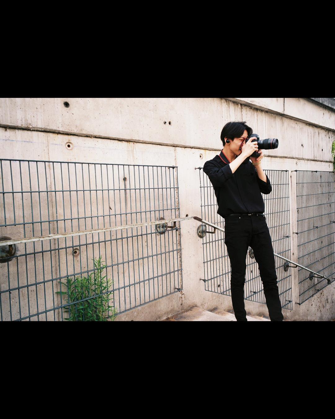 泰國&鳥寶寶的寶物BamBam 擁有纖細苗條的好身材(?)的BamBam總是喜歡穿著超顯腿長的緊身褲,再搭配襯衫或是T-shirt來展現令女孩們都羨慕的身材曲線~