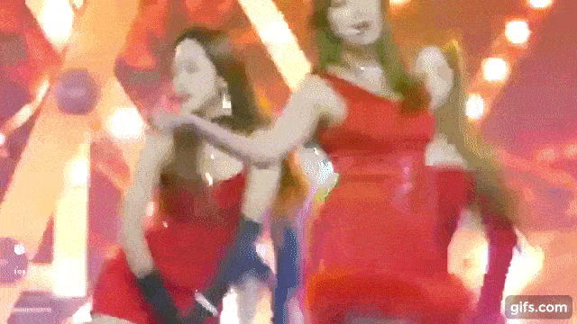 當輪到Apink演唱歌曲《I'm So Sick》的時候,明顯可以看見恩地臉色出現不舒服的模樣,舞蹈動作也變得較為小心翼翼,儘管透過螢幕也可以感受到恩地似乎是哪裡不太舒服。