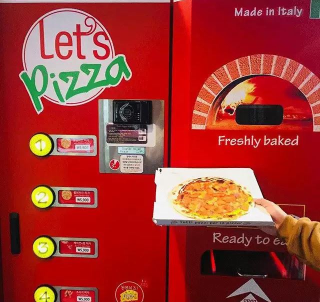 自動販賣機的王者來啦~它是現點現做的pizza喔!現點現做!一點都不馬虎!熱騰騰出爐!(很激動)從點完餐到包裝完成只要3分鐘的時間,價格也是韓國一般pizza的一半左右,雖然這不是韓國品牌,但也在韓國掀起了一陣討論呢!很多人因為對它的好奇而去嘗試後表示真的有被它的味道驚艷到!只可惜它主要出現在一些休息站、旅遊地等場所,比較不是市中心能遇到的販賣機QQ(所以有遇到的話絕對要來一份啊~)