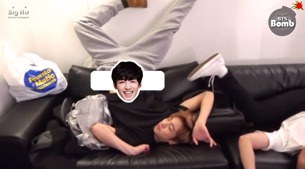 而在柾國與 j-hope 在沙發上比較兩人誰的睡覺姿勢比較誇張時,柾國一個倒立就將肚子給露了出來,不同於 RM 的一般馬賽克,這次公司給柾國放了頭貼擋住,也讓粉絲留言「連馬賽克都有不同造型!不愧是 Bighit!」