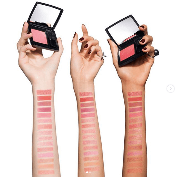 1. DIOR 設計師眼妝盤 #色號708, 5.7g 韓幣85,000。
2. DIOR 藍星訂製腮紅盤#色號250, 6.7g 韓幣60,000。
3. DIOR 絕對搶眼飛翹睫毛膏 #黑 10ml 韓幣45,000。
4. DIOR 超惹火唇膏 #色號999, 3.2g 韓幣43,000。