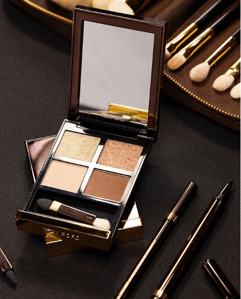 1. YSL 恆久完美無暇粉底液 #25ml 韓幣79,000。
2. TOM FORD 四色眼影盤 #GOLDEN MINK 10g 韓幣10,7000。
3. KISS ME 花漾美姬睫毛膏 #黑6g韓幣18,000。
4. BOBBI BROWN 金緻極霧唇膏 #熟成密桃4.5g 韓幣42,000。