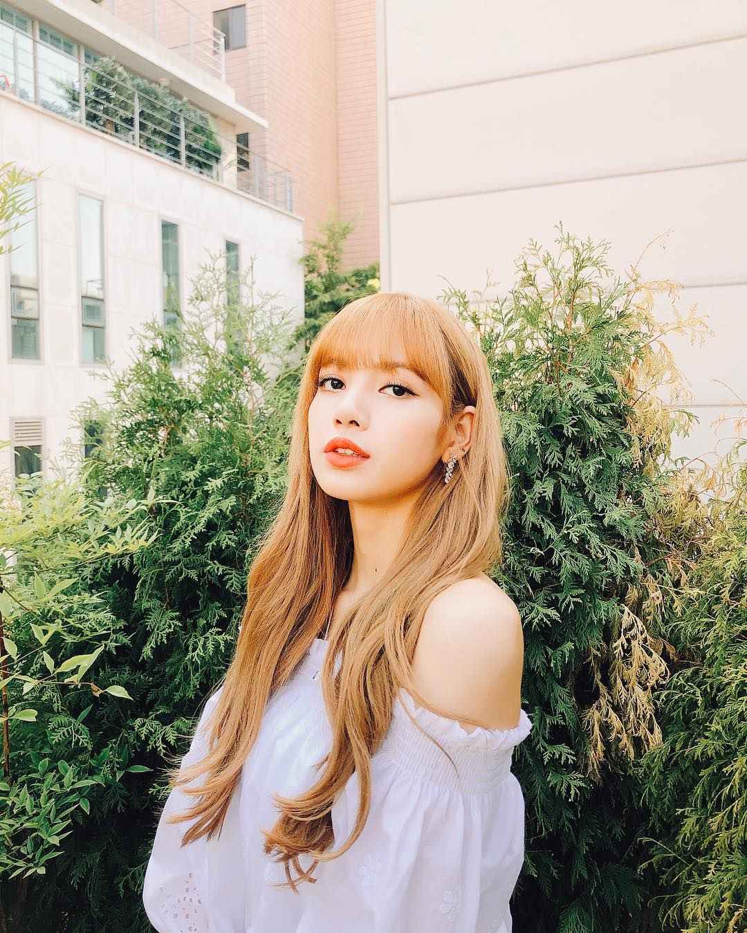 第二名:BLACKPINK LISA / 追蹤人數:1112萬
同樣也是BLACKPINK成員的LISA擁有超高舞技,每次舞台的服裝造型無倫有多前衛,只要她穿在身上什麼造型都撐得起來,呆萌的個性也深受粉絲們喜愛(♡˙︶˙♡)