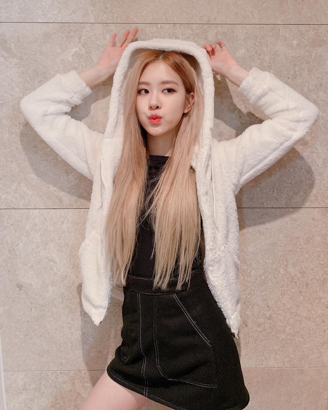 第八名:BLACKPINK ROSÉ / 追蹤人數:879萬
今年對於BLACKPINK來說可以說是非常豐收的一年~歌曲《DDU-DU DDU-DU》在全球引起廣大的回響,讓她們的知名度更加上升了!