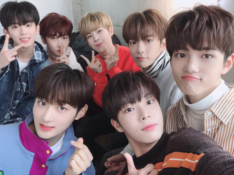 VERIVERY兼具音樂創作、綜藝等多種能力,出道前也推出專屬節目《NOW VERIVERY》,除了有官方Twitter之外,還特別開設了成員自己的Twitter直接與粉絲們互動。當中最有名的就是先前引起韓國網友熱烈討論的忙內Kang Min啦(合照左上的2003年生底迪)。