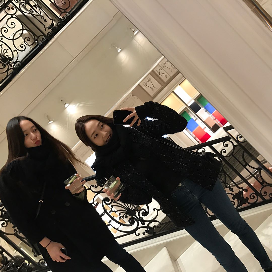 韓國演藝圈裡的代表姊妹花就是JESSICA與KRYSTAL這對姊妹啦~兩人相愛相殺的日常圈了不少粉絲,兩人的實境節目《Jessica & Krystal》更是鄭式迷絕對不能錯過的節目!