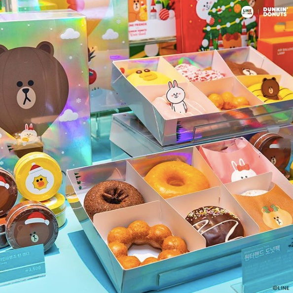 在「Winter Land期間限定店」現場還會販售Line Friends的限量禮盒,還有應景的聖誕節圖案,Line迷們不要錯過了!買來送人也很有面子啊~