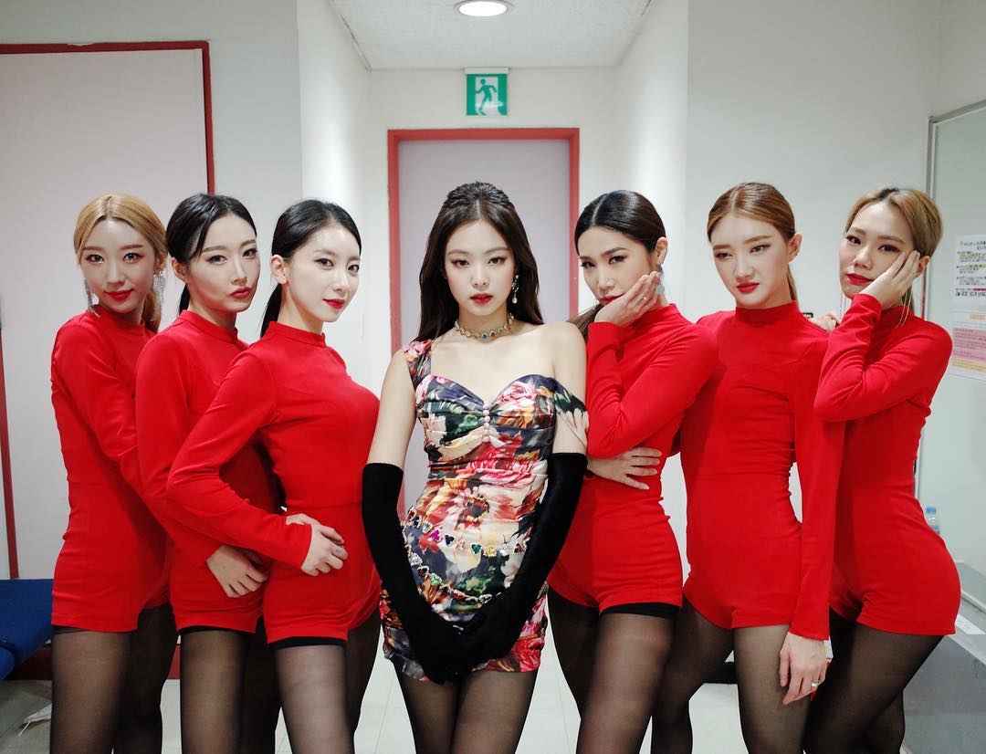 最近以個人單曲《SOLO》積極活動中的JENNIE在各大音樂節目中都獲得好成績,甚至拿下了一位,讓粉絲們都很為她開心~