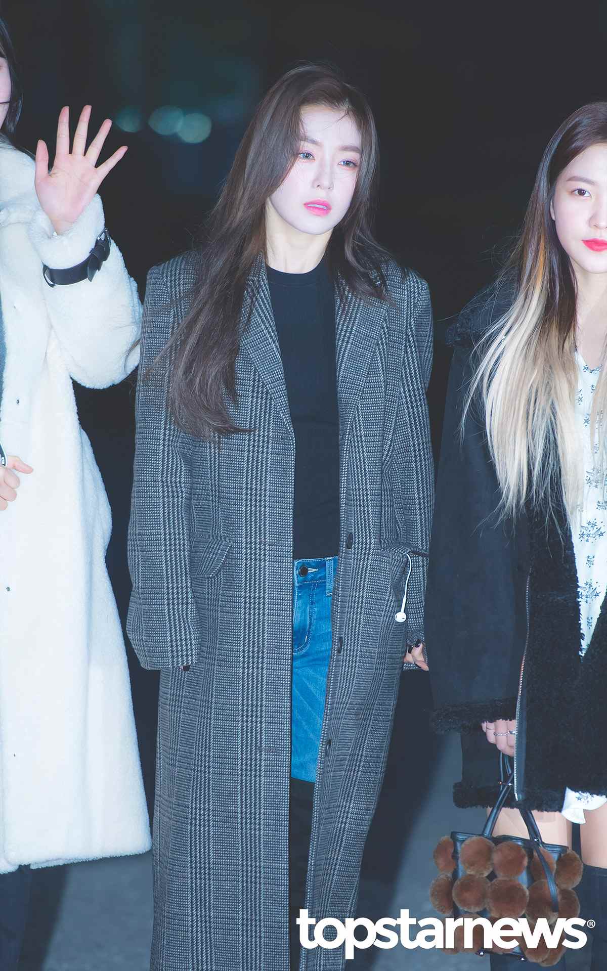 說到回歸的女團當然不能忘記帶著<RBB>回歸的RED VELVET!每團都少不了的格紋大衣外套又來啦~但不同於LE和慧潾的外套,Irene的則是小格紋的單排扣大衣,每種都非常好看~像Irene一樣配上牛仔褲與膝上靴氣質又有個性!也很適合上班上學呢!