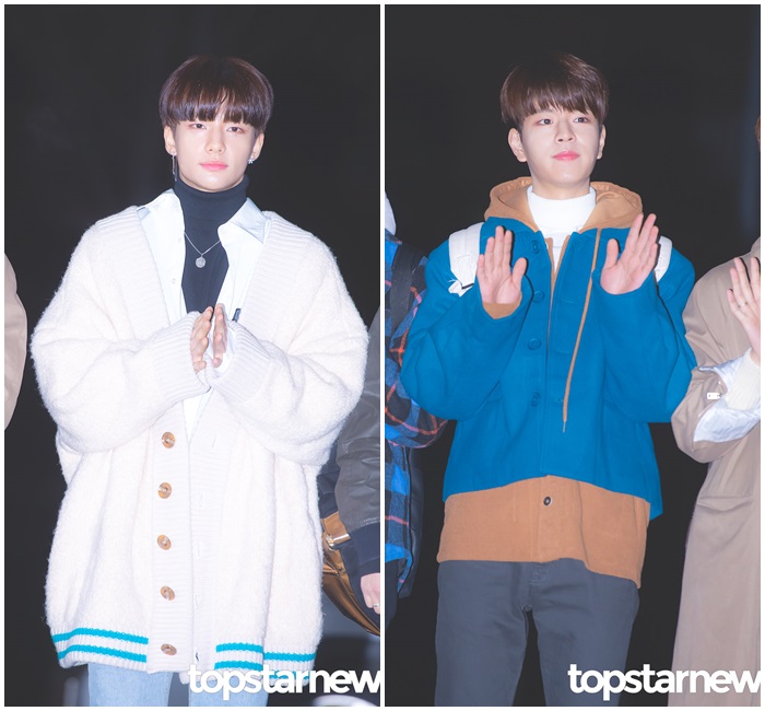 再來是出道不滿一年 剛拿下MAMA男子團體新人獎的Stray Kids!活力滿滿的少年們的穿搭與哥哥們又會有什麼不同呢?
鉉辰(左)黑色高領毛衣配上白襯衫,這樣沒有體格(和顏質)撐不起來近年很流行的穿搭法再加上一件白色針織毛衣更加的保暖~昇玟(右)則是混搭兩件不同顏色和長度的外套讓正體造型更有特色和風格~雙肩背包更是青春滿滿啊~