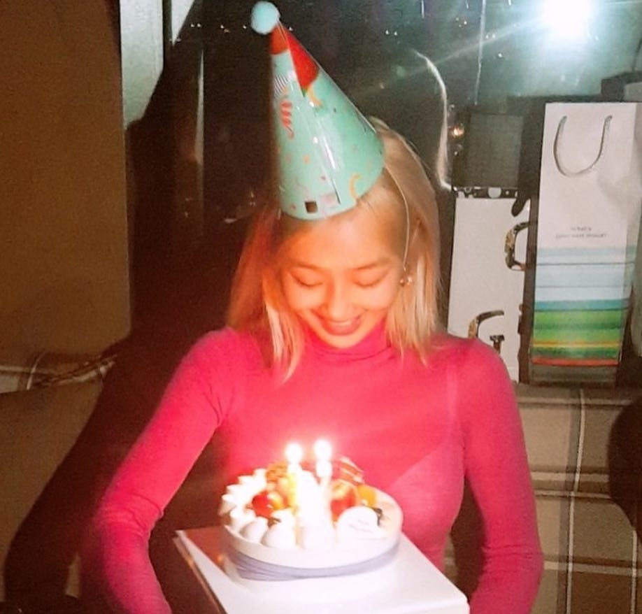 今天(11日)迎來孝琳的生日,孝琳在自己的instagram上傳了照片,許多人看到都懷念起當年的SISTAR...就是成員們都聚在一起替孝琳慶生啦!